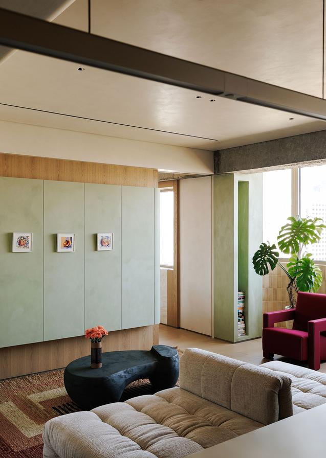 Framing the Skyline: Minimalist Warmth in a High-Rise Shanghai Apartment